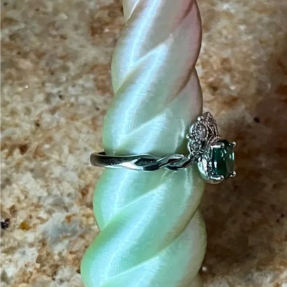 Bomb Party Retro Sweetly Simple Elegant Silver Ring with Green Stone - Picture 3 of 5